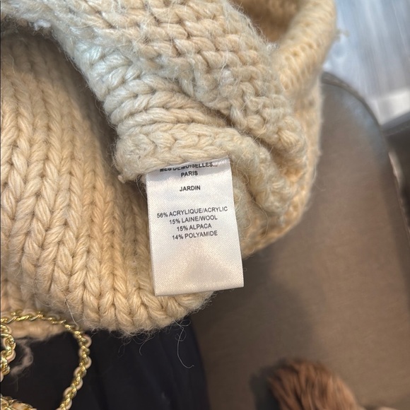 Cozy Cream Sweater with Floral Design - Picture 4 of 4